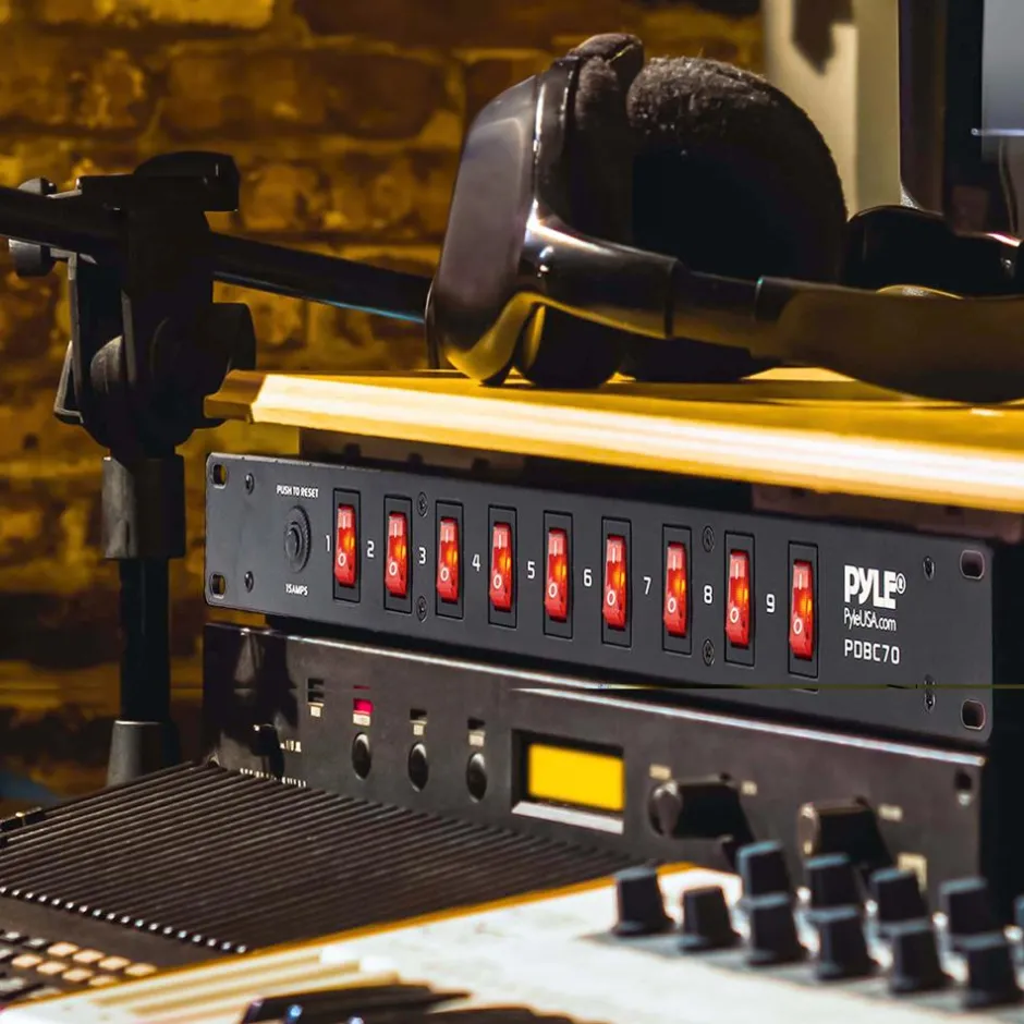 Rack Mount Power Supply with Circuit Breaker Protection<Pyle Online